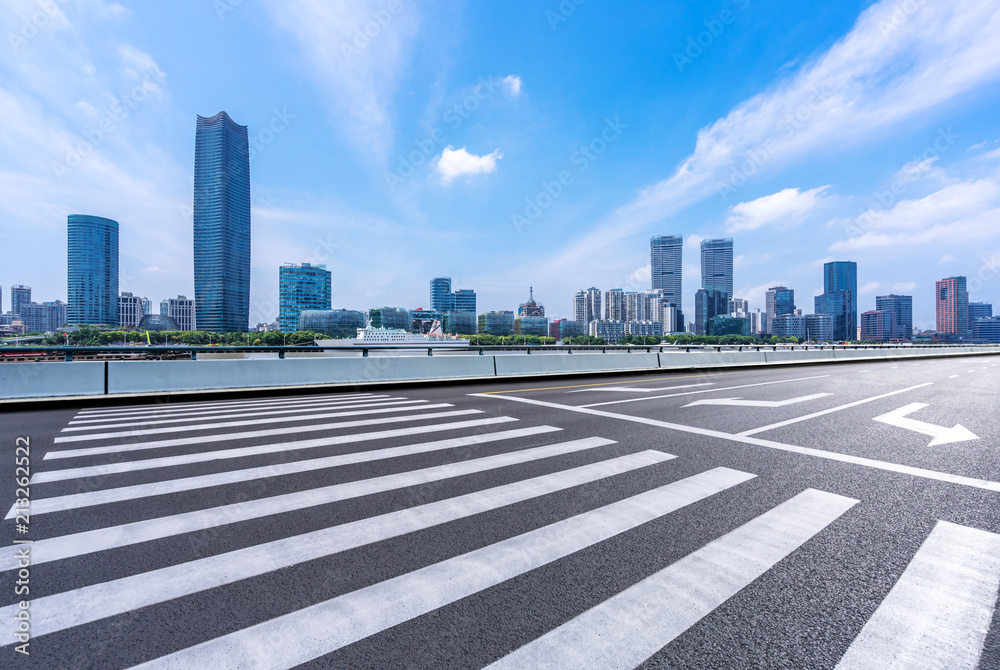 城市天际线的空柏油路