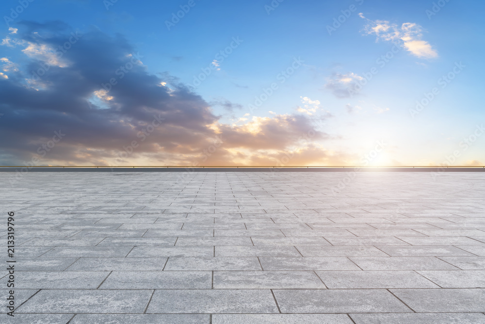 空旷的公路柏油路和美丽的天空景观