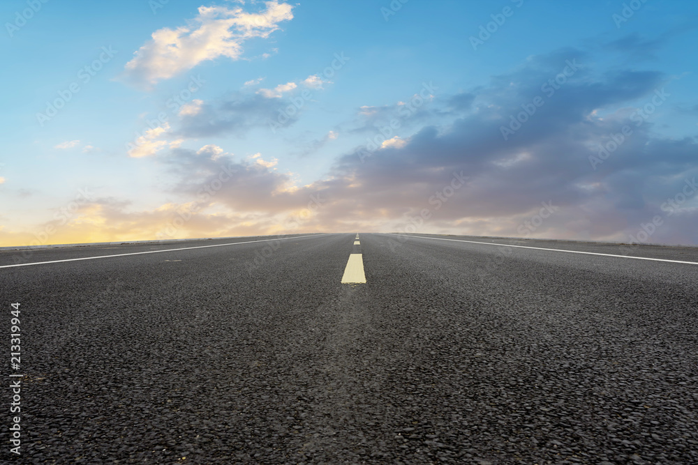 空旷的公路沥青路和美丽的天空景观