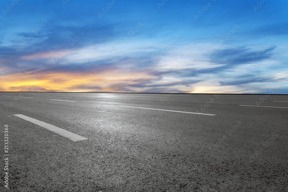 空旷的公路柏油路和美丽的天空景观