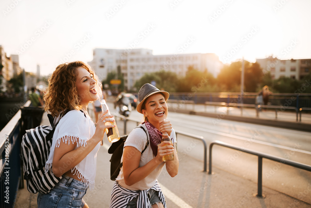 派对女孩在城市里唱歌和娱乐。