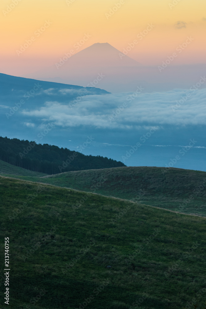 富士山夏季日出时有云