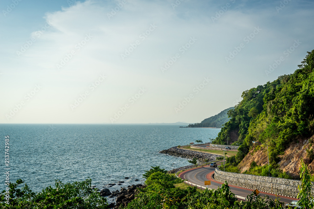 日落时分，泰国东侧与山相邻的海边道路。