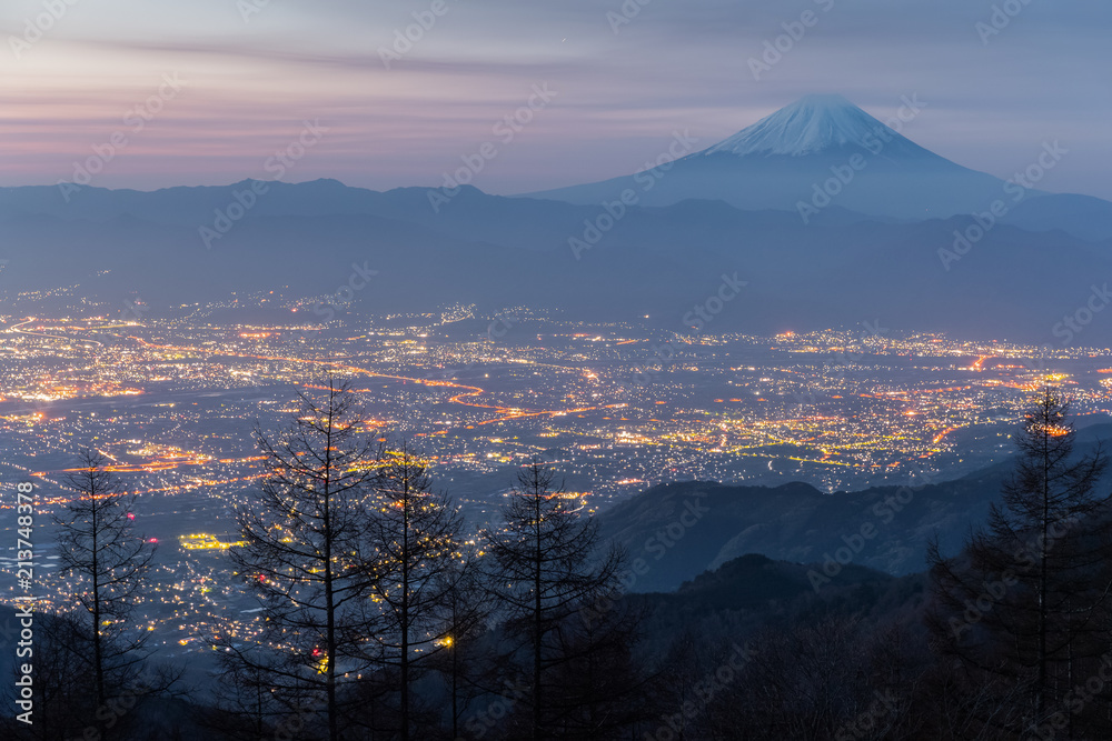 富士山和高富市，从阿玛里山的角度可以看到日出的天空。