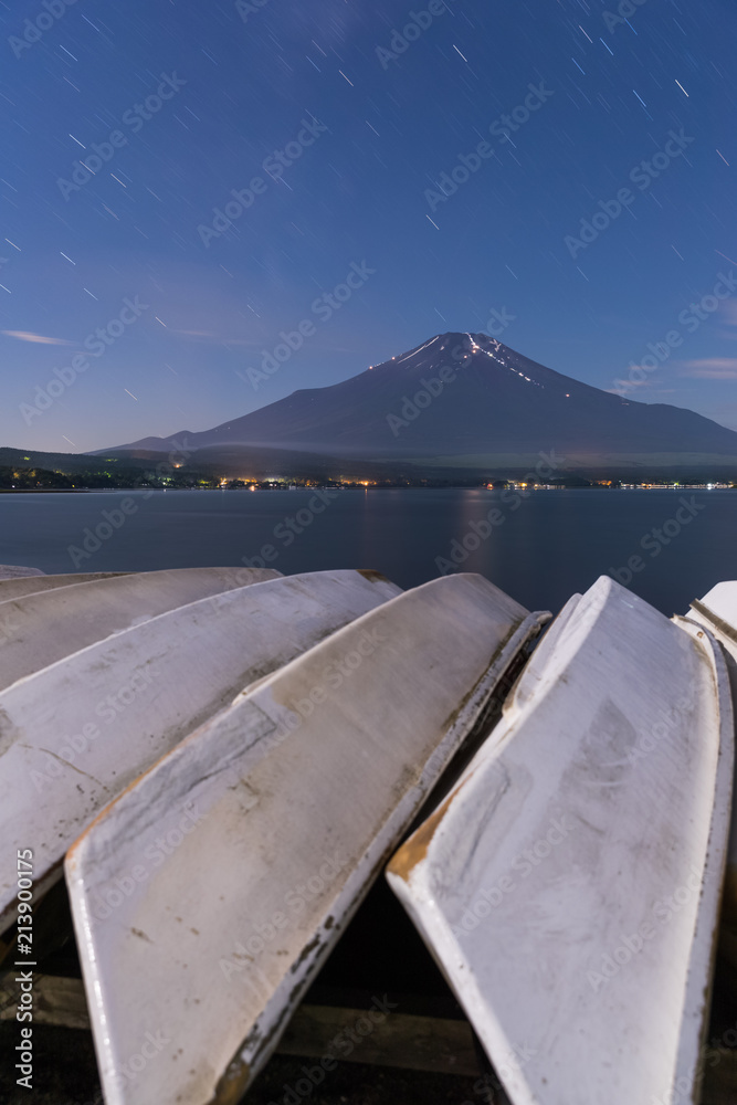 夏日夜晚的富士山