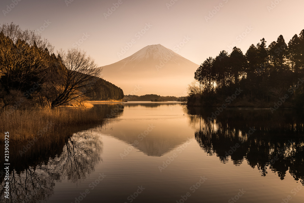 富士山和谷木湖在冬季有美丽的日出。谷木湖是Mo附近的一个湖