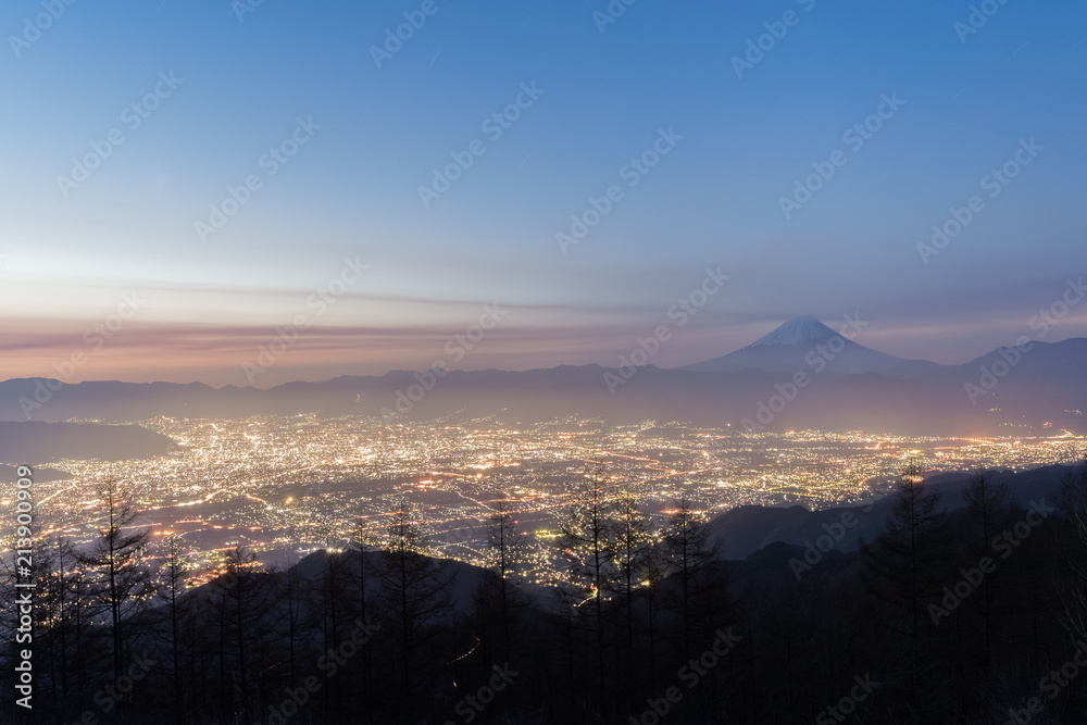 富士山和高富市，从阿玛里山的角度可以看到日出的天空。