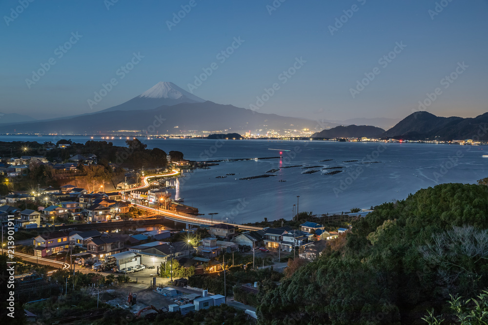 冬天傍晚，伊豆镇与富士山和骏河湾的景色。