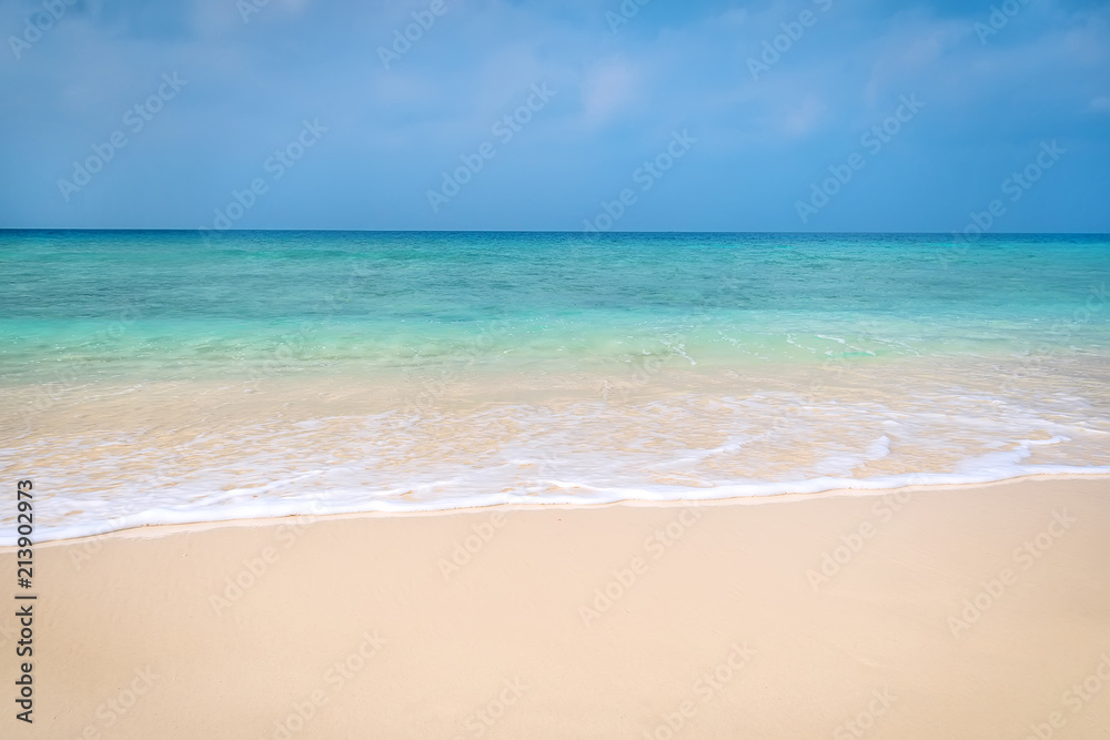 海水溅在棕色沙滩上