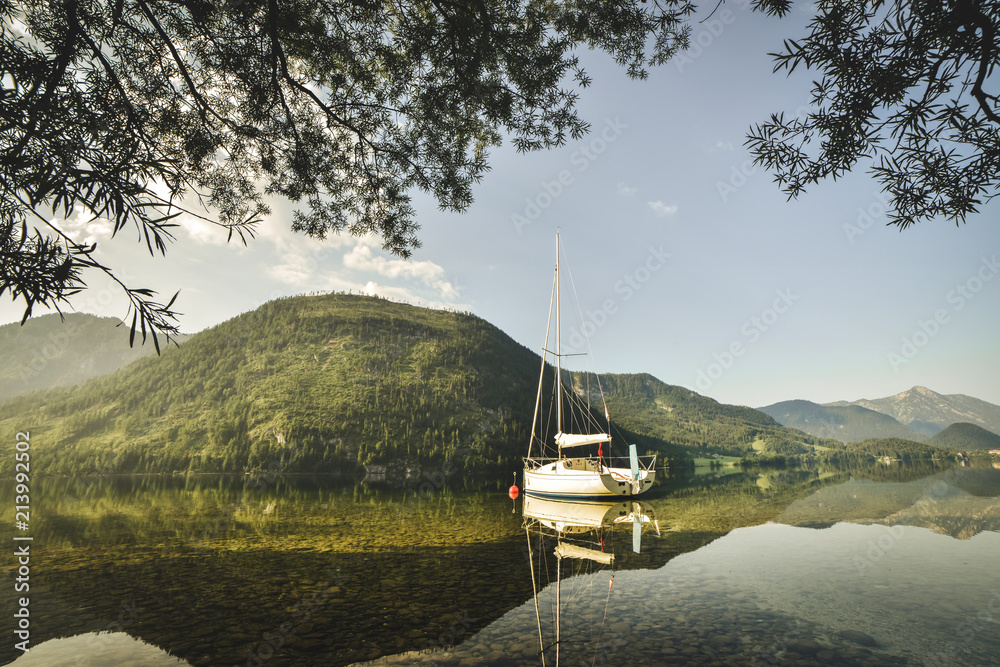 阳光明媚的夏日早晨，在Grundlsee，阿尔卑斯山，奥地利，欧洲。风景摄影