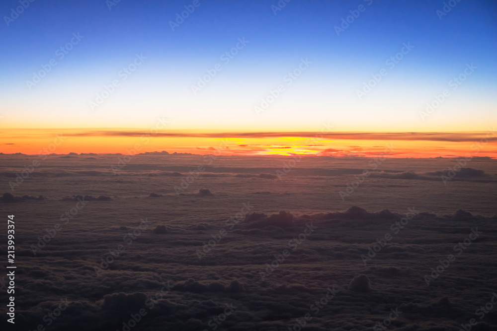 日落在云端的空中景色