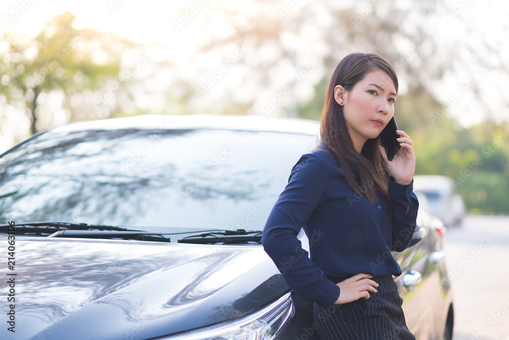 年轻的女商人停车并为她的生意打电话