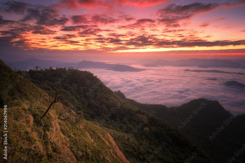 泰国清莱Phu chee dao山美丽的日出和山景