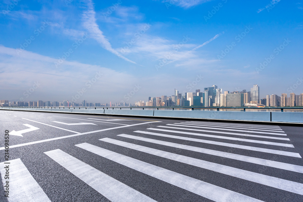 城市天际线的空柏油路