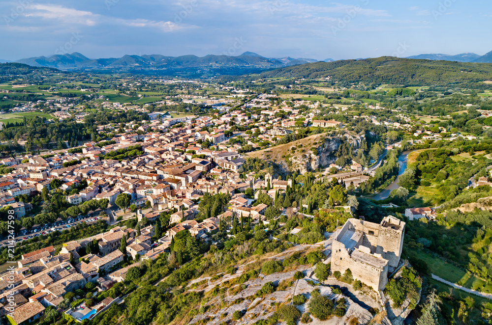 法国普罗旺斯Vaison la Romaine及其城堡鸟瞰图