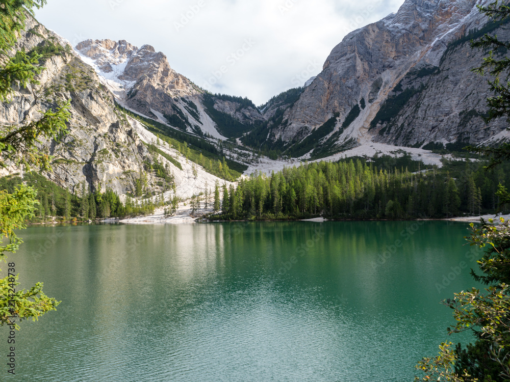 Braies Lake。意大利多洛米蒂省自然公园Fanes Sennes Prags，意大利阿尔卑斯山色彩缤纷的秋季景观