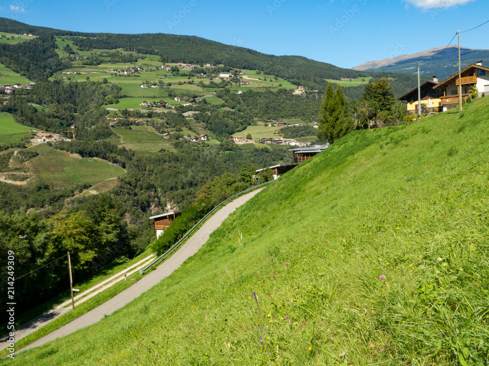 美丽的多洛米蒂山脉田园诗般的山景，还有Val di Funes的山村，所以