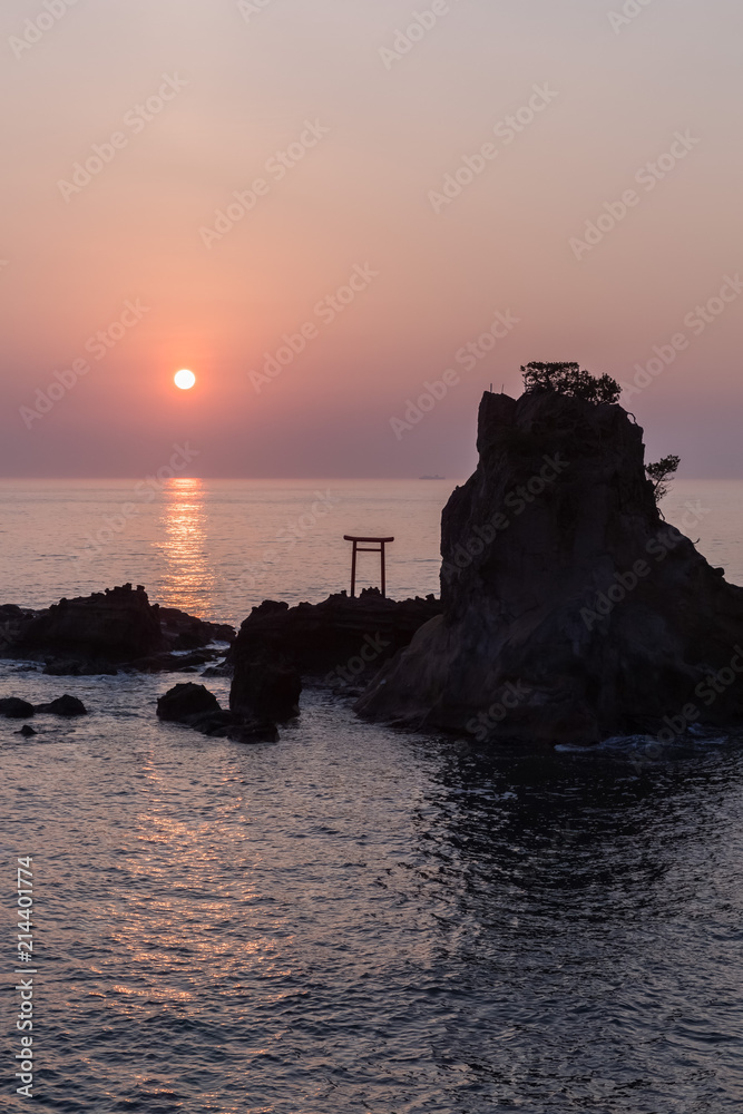 福岛县岩城镇八町海滩夏季海上日出。