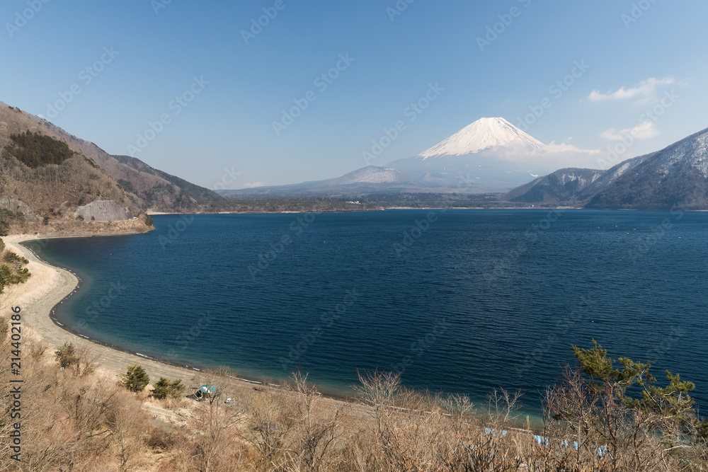 春天的富士山和Motosu湖。