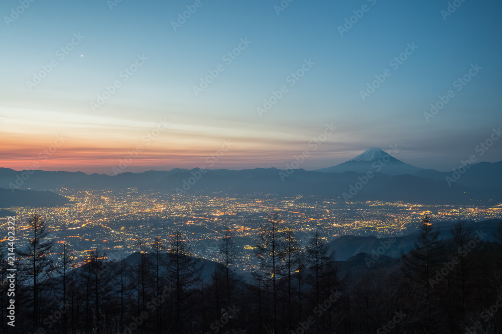 富士山和高富市，从阿玛里山的角度可以看到日出的天空。