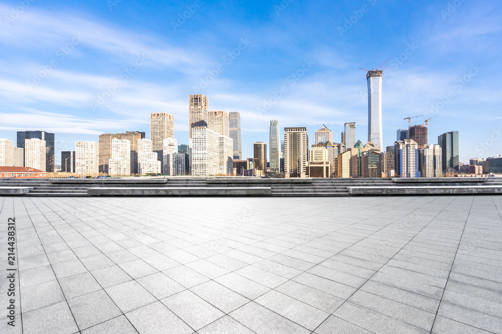 城市天际线全景，空荡荡的广场