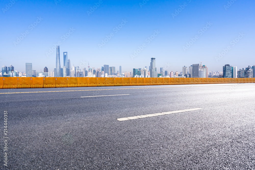 城市天际线的空柏油路