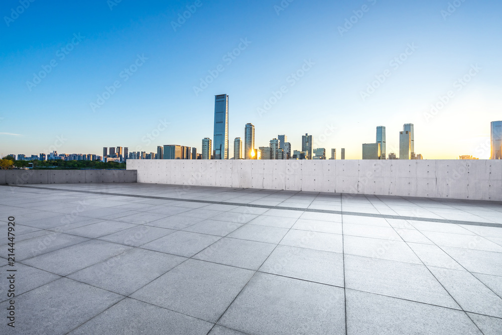 拥有城市天际线的空广场