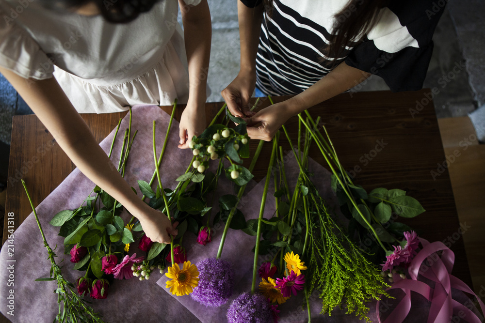 女性二人が花束に使うための花を見繕っている風景