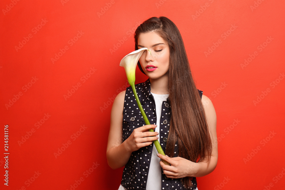 美丽的年轻女子，彩色背景上有花