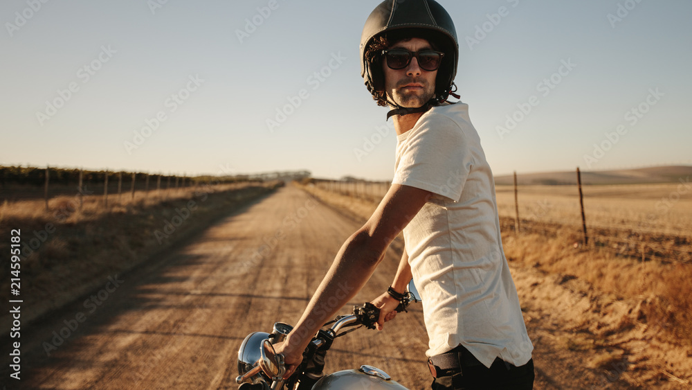 乡村公路上的男自行车