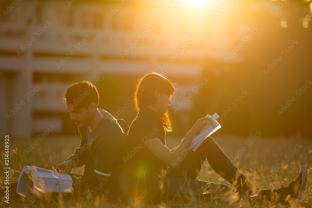 学生在户外阅读，天气很好。他们很高兴。他们突然爆发了。