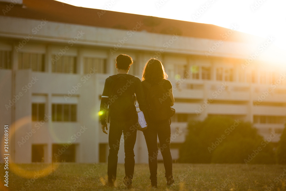 晚上的大学学生