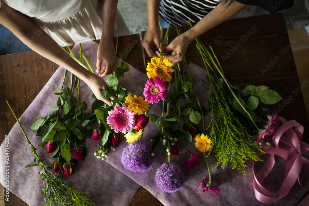 大きな花束を作るための花を選ぶ女性二人