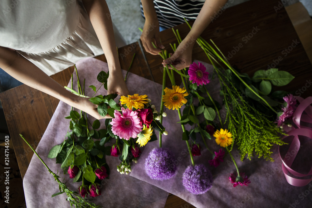 女性は二人で花束を作ろうとしている