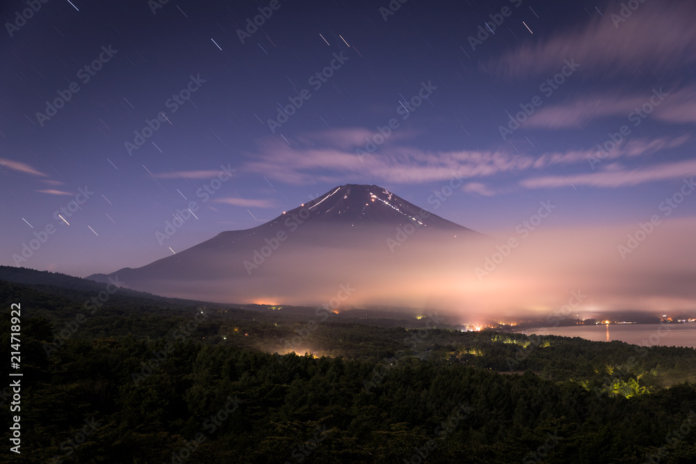 山中湖有云的富士山夜景