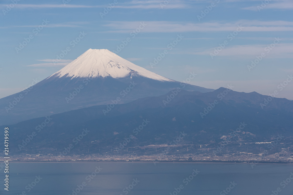 静冈县冬季的富士山和骏河湾。从伊豆县的大流山看