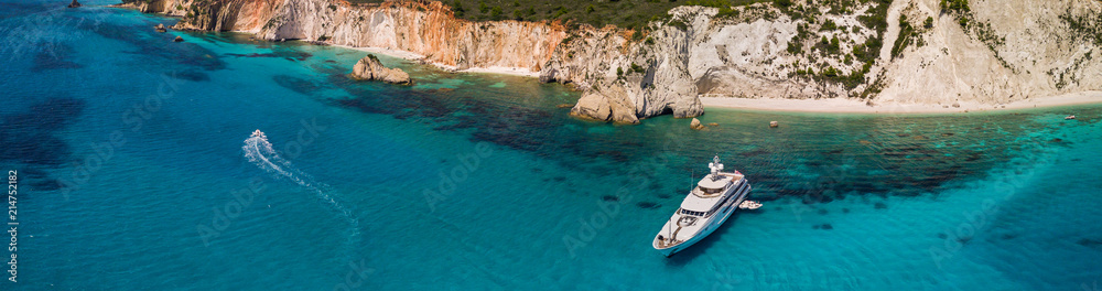 停泊在海湾中的游艇全景