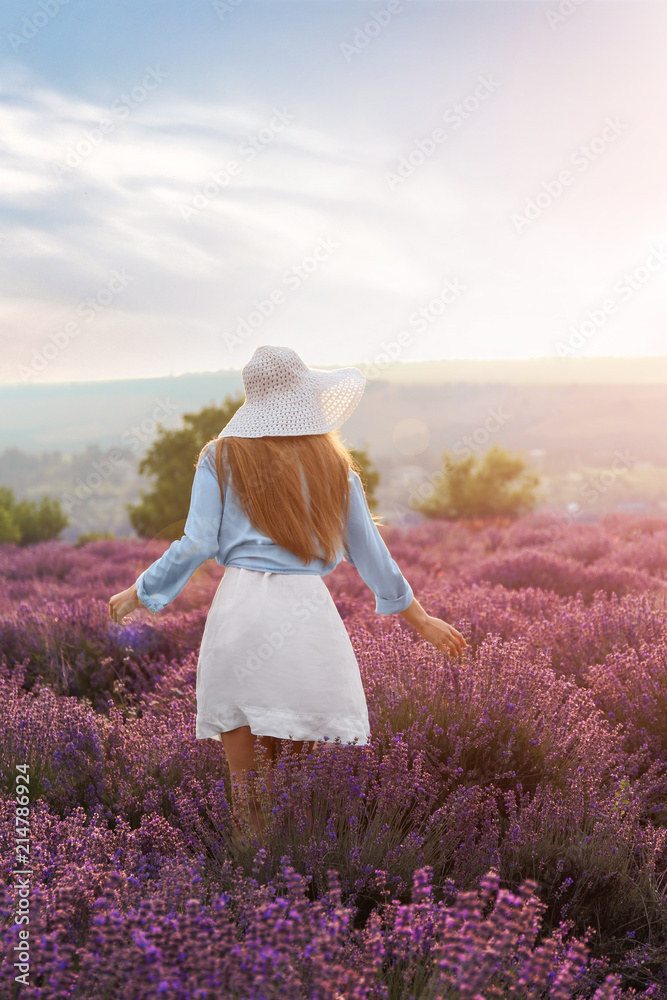 夏日薰衣草地里美丽的年轻女子