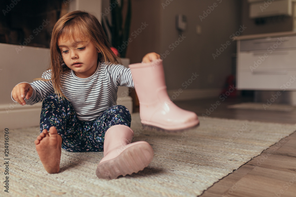 穿靴子的小女孩