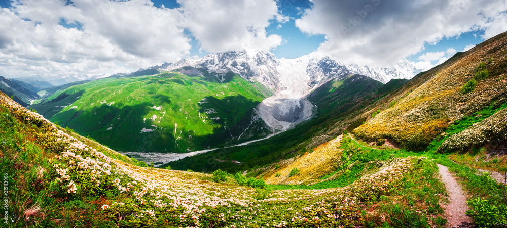 格鲁吉亚泽莫·斯瓦涅蒂高加索山脉夏季全景