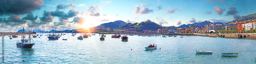 Paisaje de mar,pueblo y montañas. Barcos pescando y puesta de sol. Castrourdiales,Cantabria. España