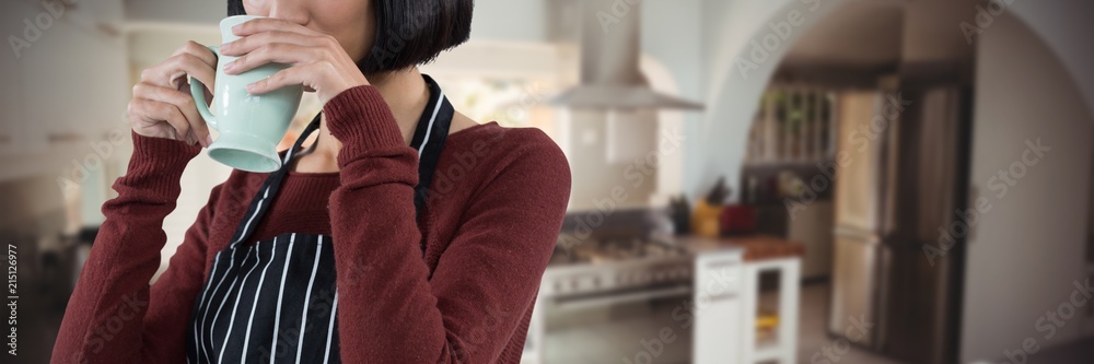 女服务员在白色背景下喝咖啡的合成图像