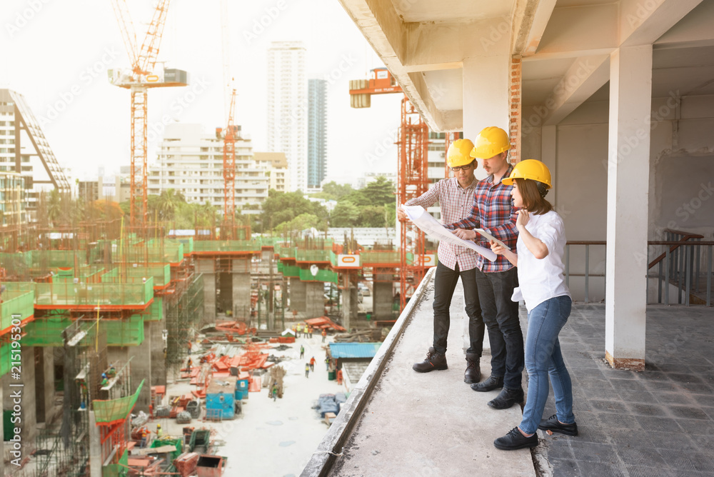 3名建筑工程师携手共商蓝图