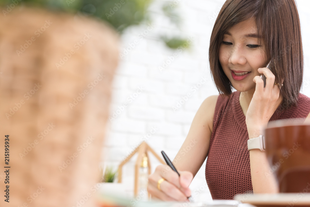 女性小企业主，创业概念，年轻企业家谈论智能手机和