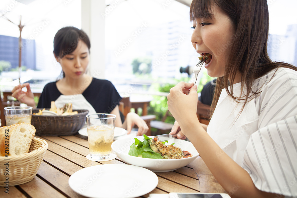 美味しそうにランチを食べているOLたち