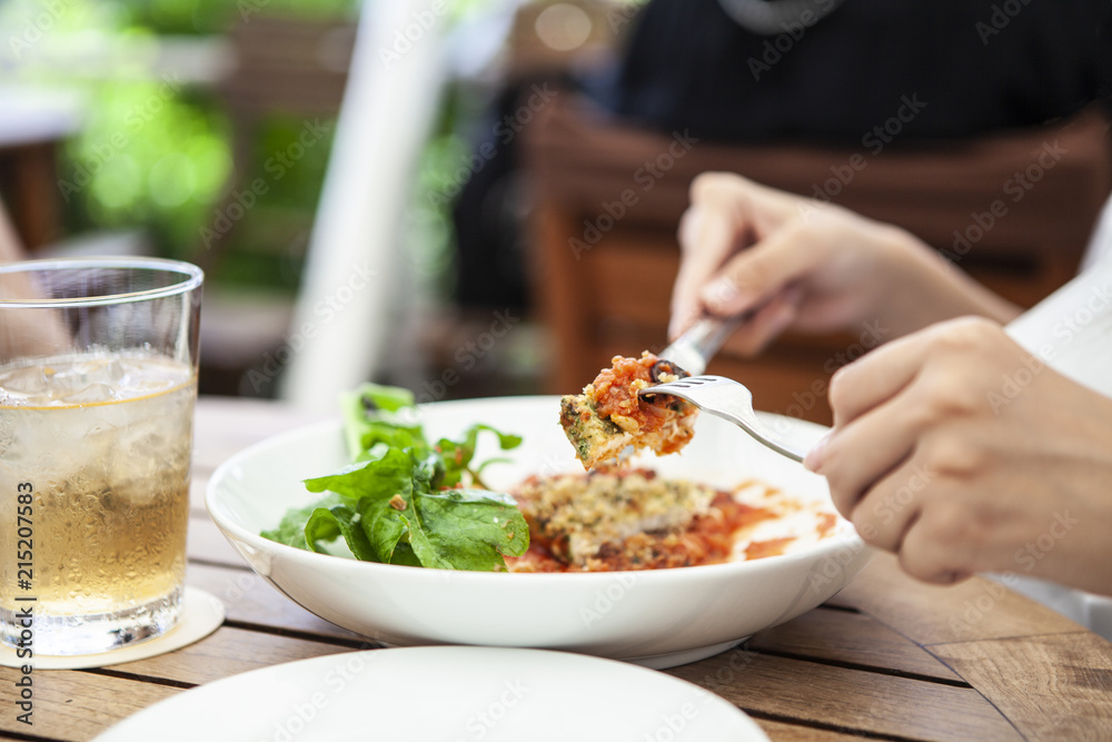 美味しそうなランチを食べている様子のクローズアップ