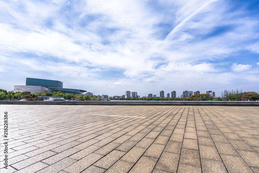 拥有城市天际线的空广场