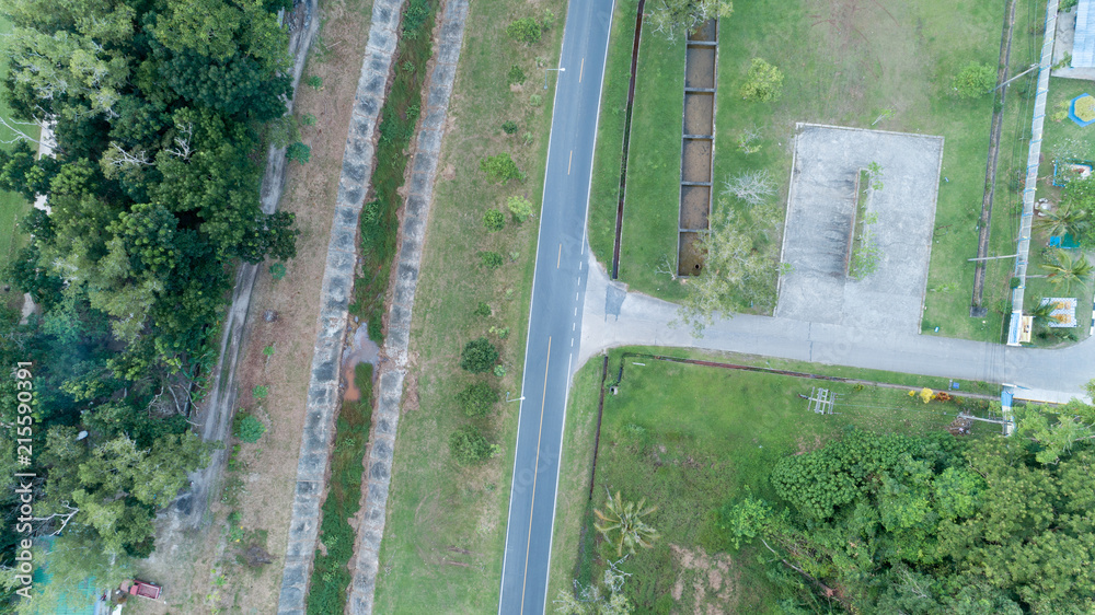 无人机拍摄的乡村道路鸟瞰图。