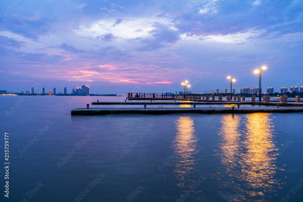 中国宜兴美丽的湖泊码头和天空