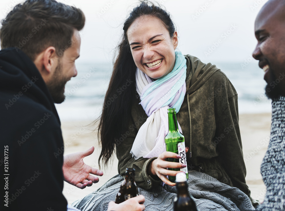 朋友在海滩上喝啤酒